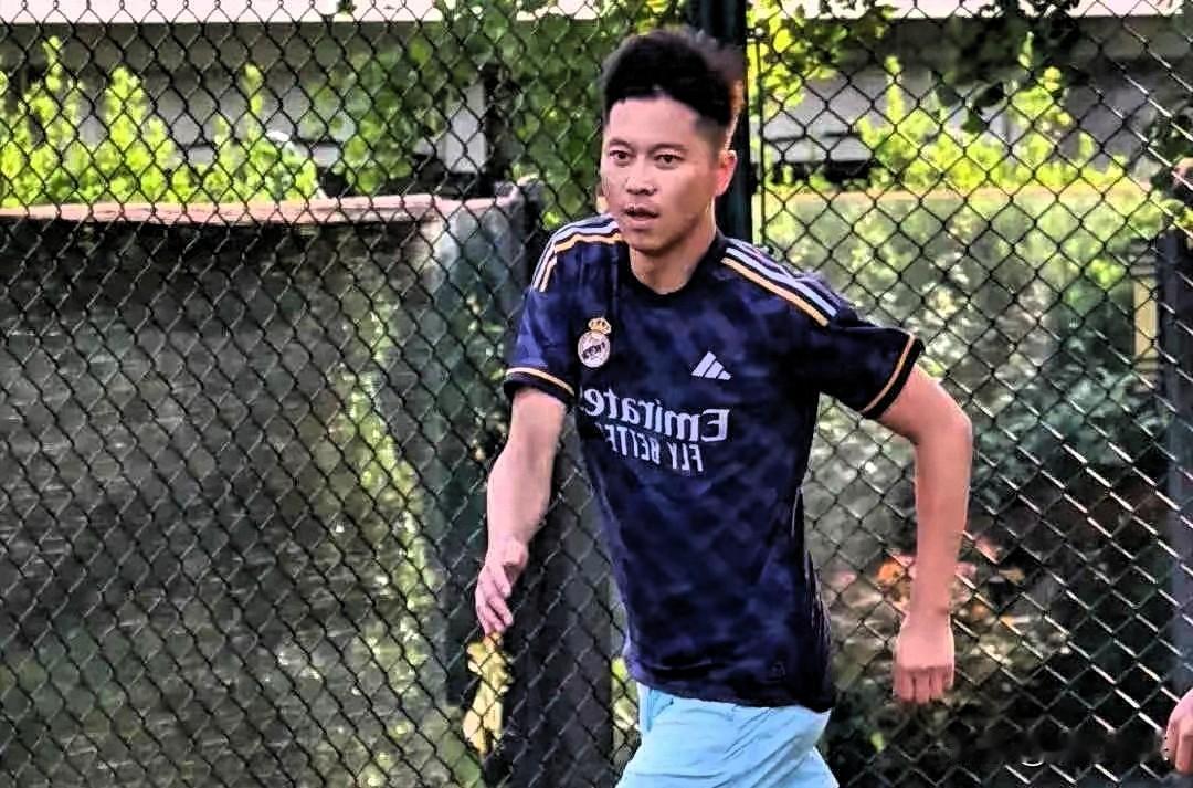 “西北锤王”不锤人了，想踢球了？

前两天看到一条新闻，差点笑出声。演员王雷回大
