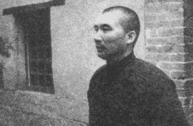 1948年，逃跑的王耀武上茅房，因为一张手纸太高级被俘虏。

济南战役经过八昼夜