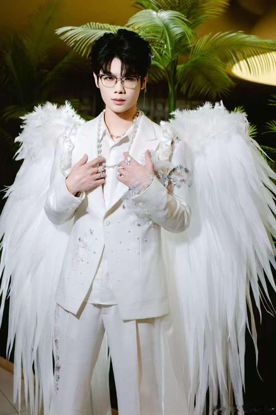 PEL集结夜看呆瞬间，33身披大翅膀化身天使，这造型直接拉满期待值 33天使下凡