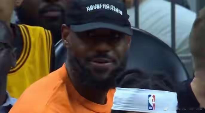太阳vs湖人 nba季前赛湖人半场44-57落后太阳13分。 ​​​