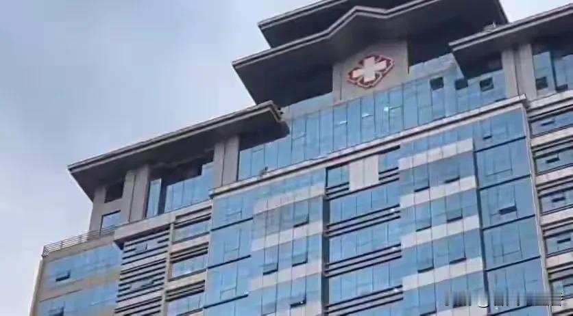 10月14日上午，广西南宁青秀区出大事了！有网友发视频，广西中医药大学第一附属医