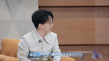 Offer7里贺峻霖的表现太亮眼！作为主持人，他和主持新声聊成绩时，提及大一并列