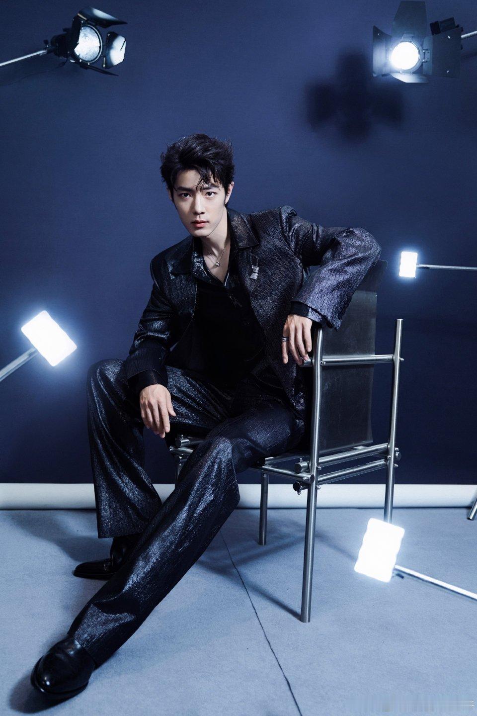 肖战的品质盛典妆造图来了，光影交错间尽显型格魅力，每一帧都是心动暴击！ 