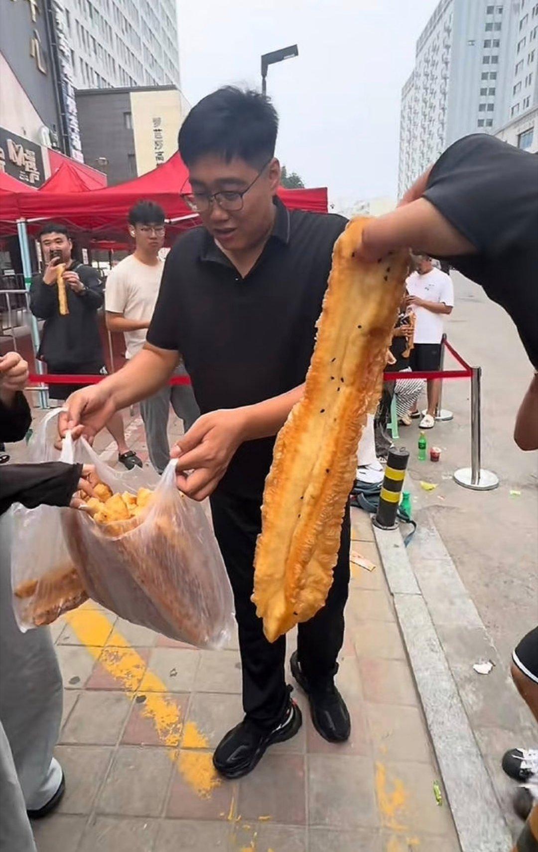 郭子的奶茶店开业，达令给大家发应援物料，大油条[笑cry] ​​​