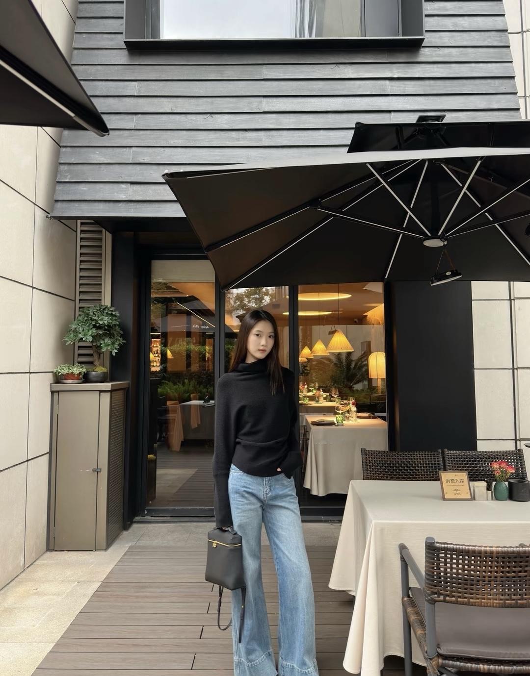 直筒牛仔裤真是时尚界的万能选手！
夏天，腿粗、腿不直的姐妹穿它超合适。像刘雯穿白