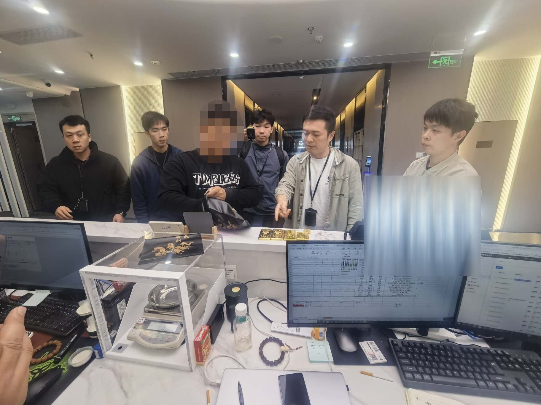 #骗子用600万赃款买黄金被警方截获#【600万元买了5.9公斤黄金！女子崩溃了