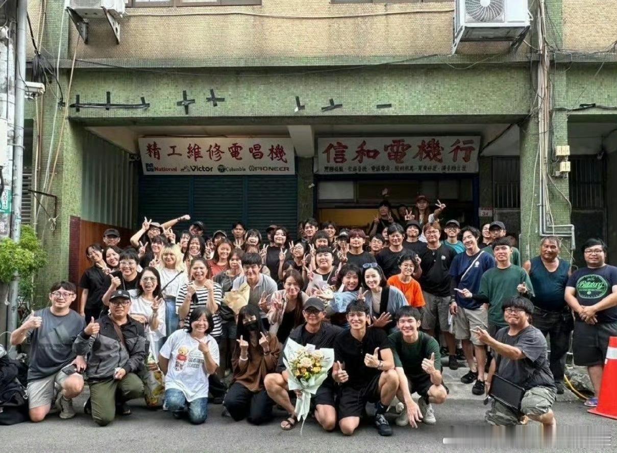 我去 黄旭熙新戏杀青了 感觉又帅了不少 你心动了吗 ​​​