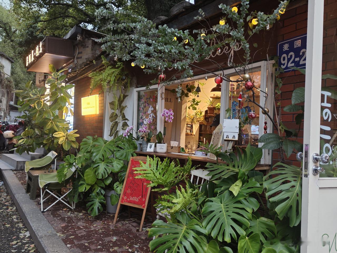 从福州梅坞路漫步至麦园路，文艺气息扑面而来。
途经烟山画院、十六中、师大附中公交