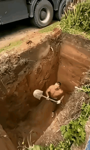 类似于这么深的坑，如果要攀岩高手亚历克斯来攀爬的话，也许不用凭借任何工具，直接就