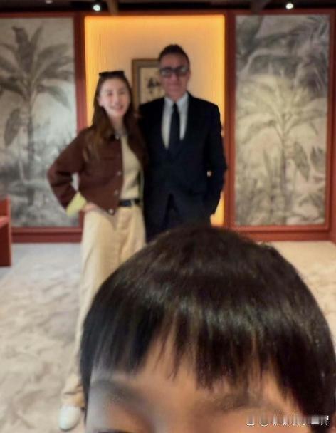 小海绵拍摄的Angelababy 与爱马仕总监合影 