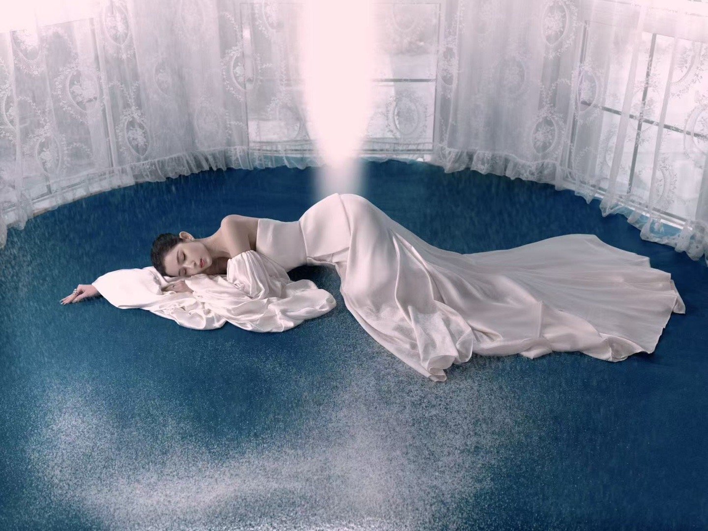 哈妮克孜的眼睛上结霜了  是谁还没有看过哈尼克孜这么美的造型，眼睛上结的霜也太细