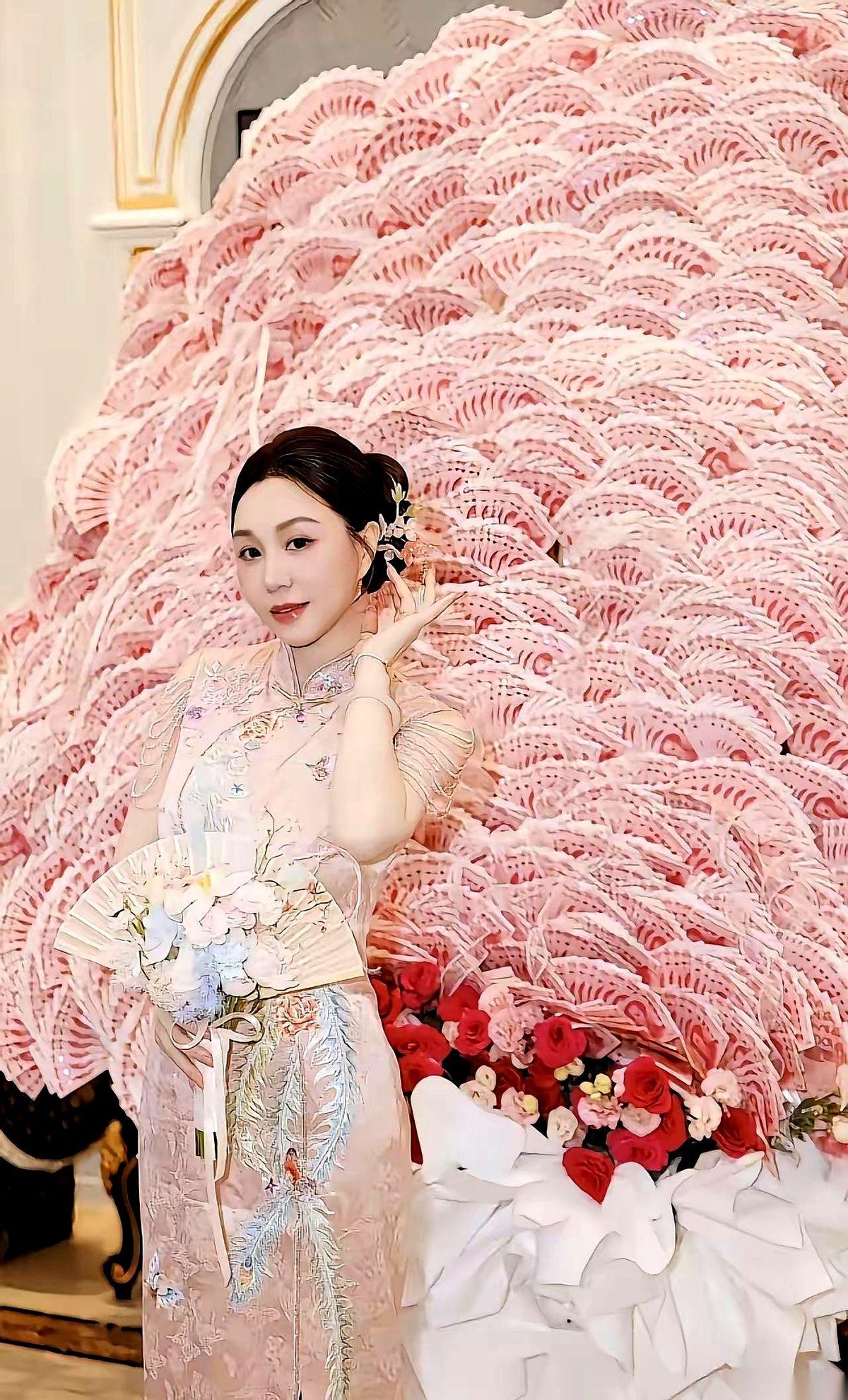 150万，现金，扎成了一束花。
就为了庆祝一个46岁的生日。
我第一眼看到图，还