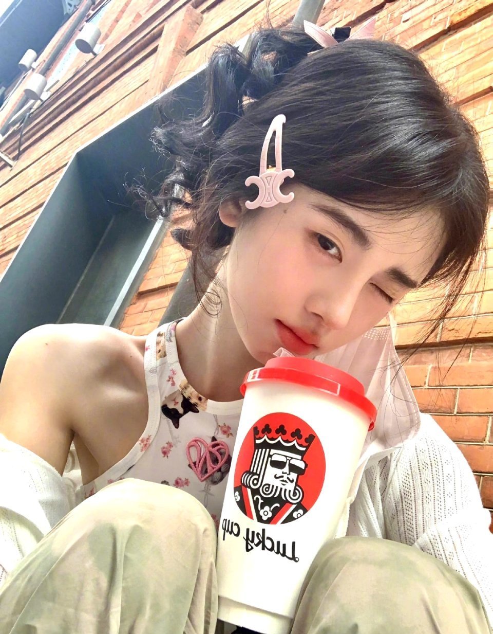 鞠婧祎 jjy鞠婧祎阿黛 “春生草木 夏为蔓枝 爱意春生 四季不止” 