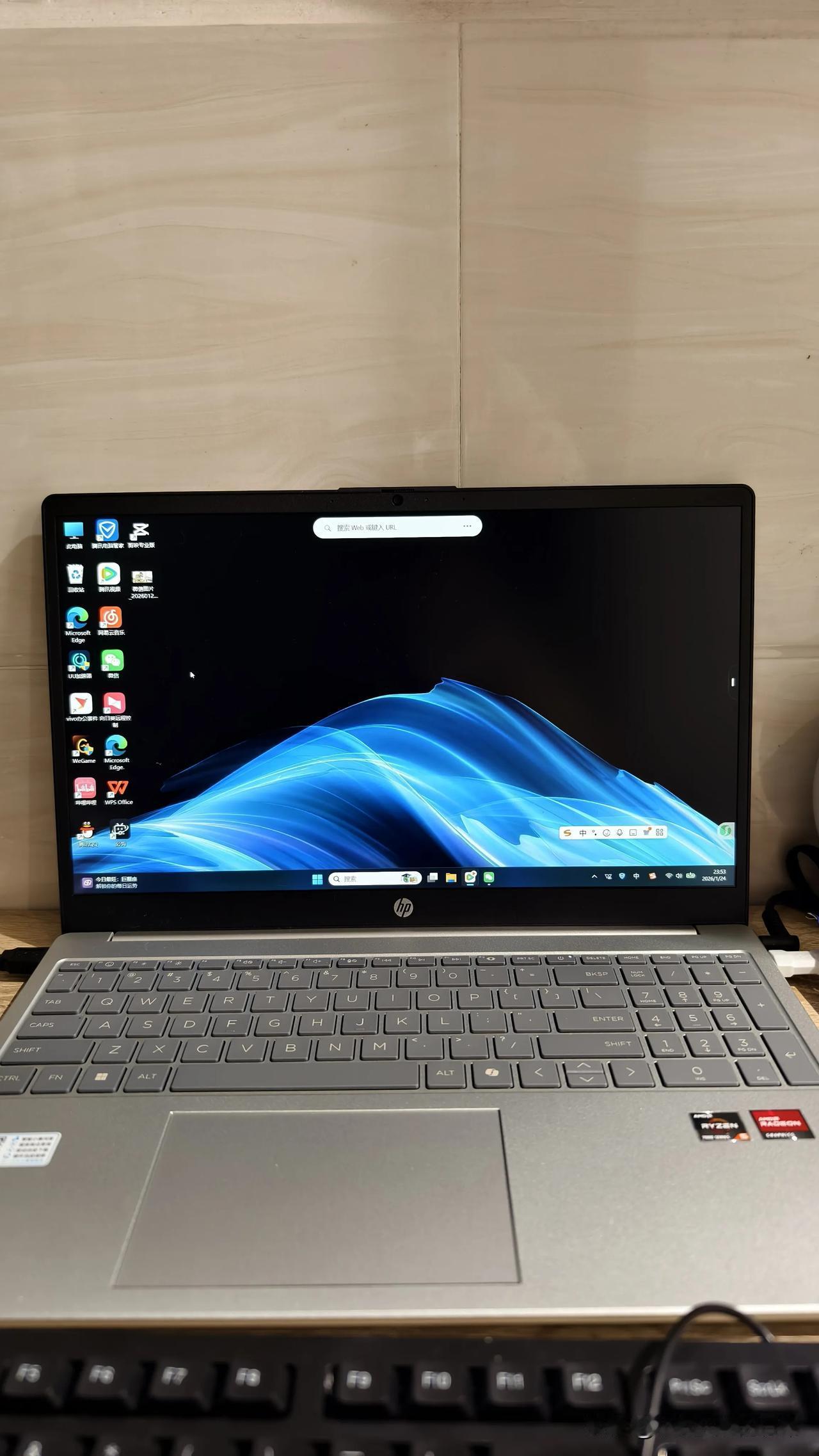 花了4000多买了一个不能用的电脑回家，现在特别的后悔。

其实买笔记本电脑这件