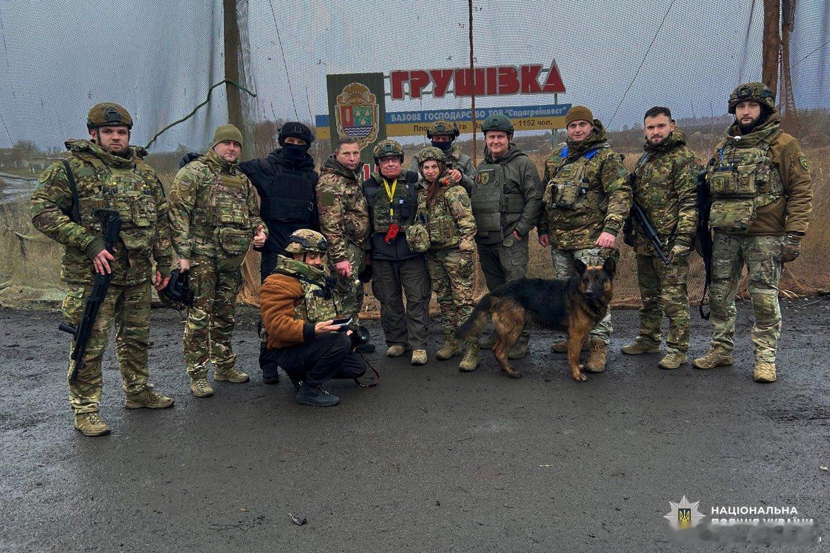 巴菲特的儿子亲自前往库普扬斯克慰问。美国慈善家霍华德·巴菲特与乌克兰部队“白天使