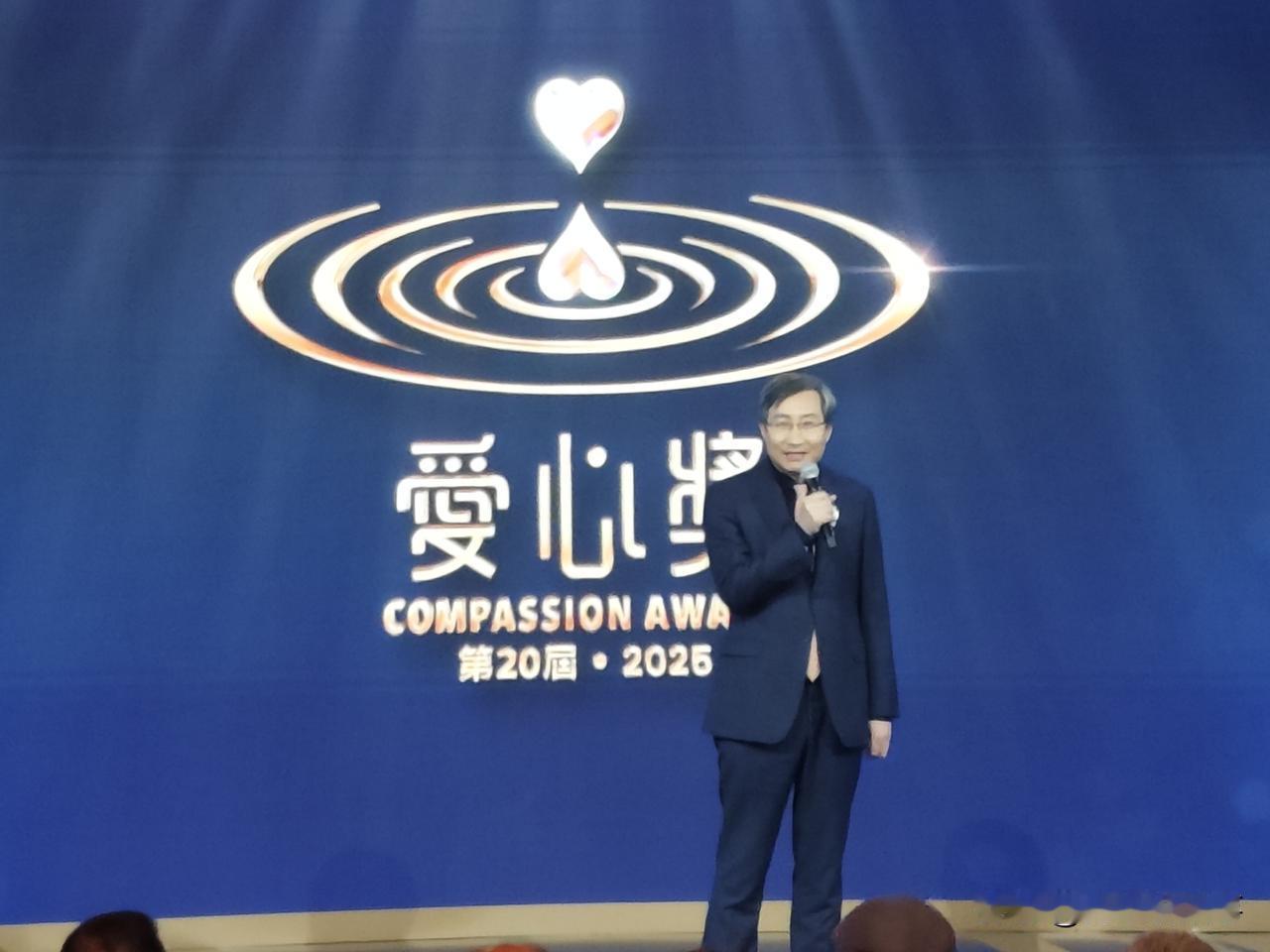 眼科专家魏文斌斩获世界华人爱心奖 系该奖项首位眼科界得主
 
2025年12月6