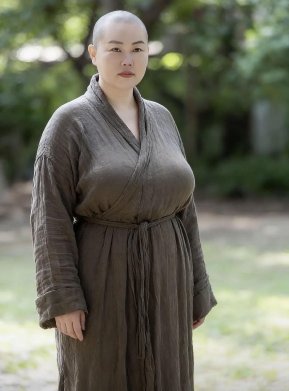 林素剃光头那天，是她三十五岁生日。

没人相信她是为了出家。只有她自己知道，这三