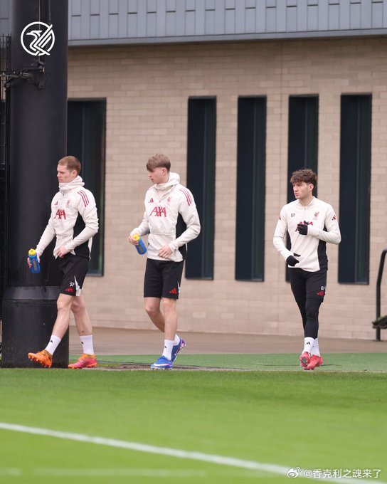 库马斯已提前结束在伯明翰的租借期，目前已回归利物浦参与训练。预计他将在转会窗关闭