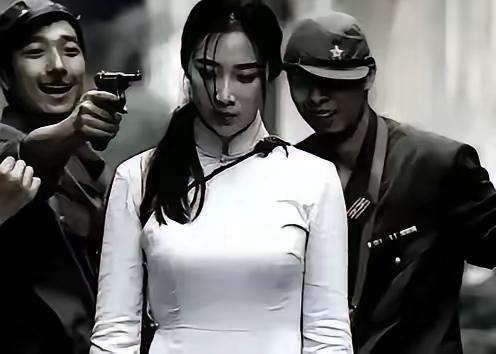 1937年，几个鬼子看到“花姑娘”之后，便咋咋呼呼地追，谁知被一个美丽的女子拦住