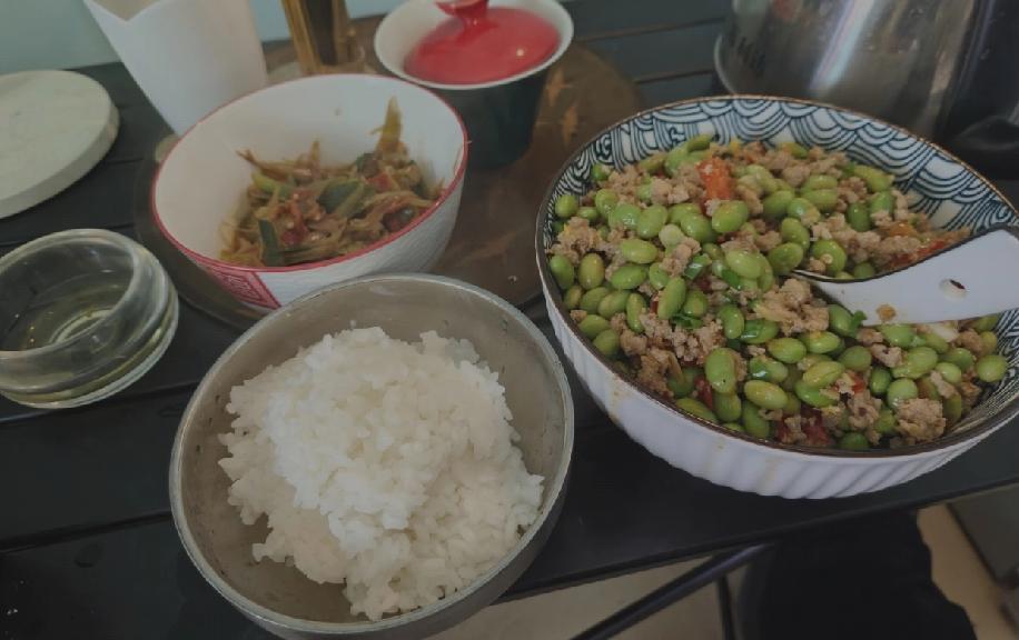 自己算了下伙食开销，发现每天消费居然不到20元。平时就买10块钱的肉、五块钱的菜