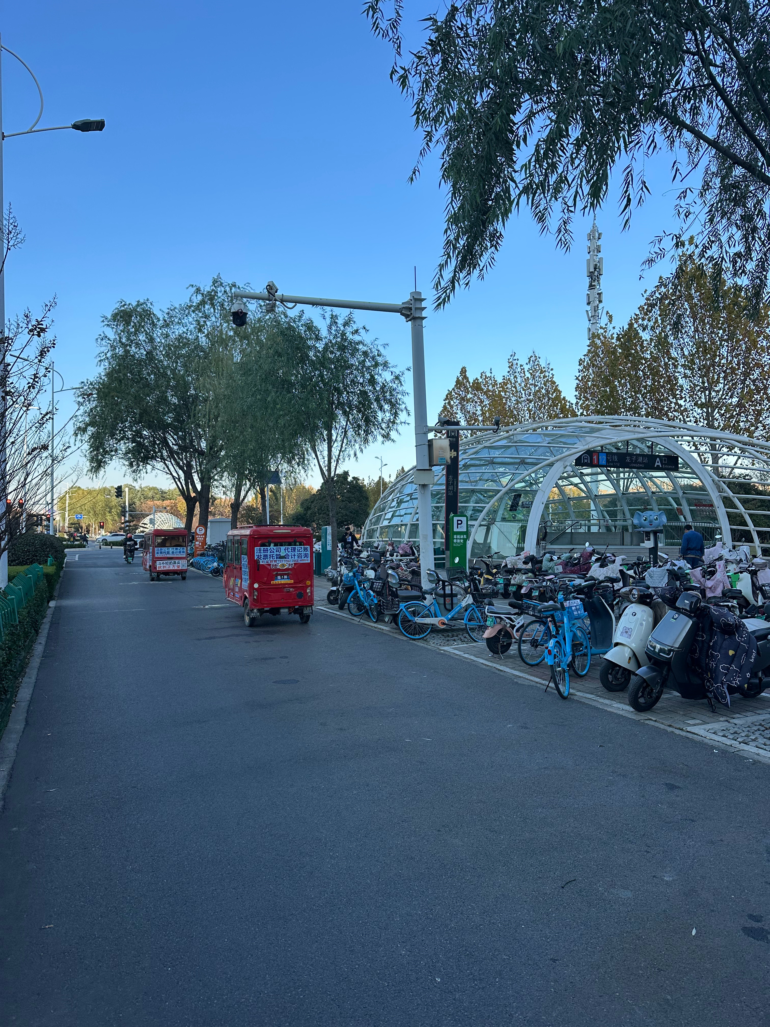 雅迪三轮让骑，我们手搓的为啥不让拉客？地铁口三轮拉客也开始了。三轮是最适合一刀切