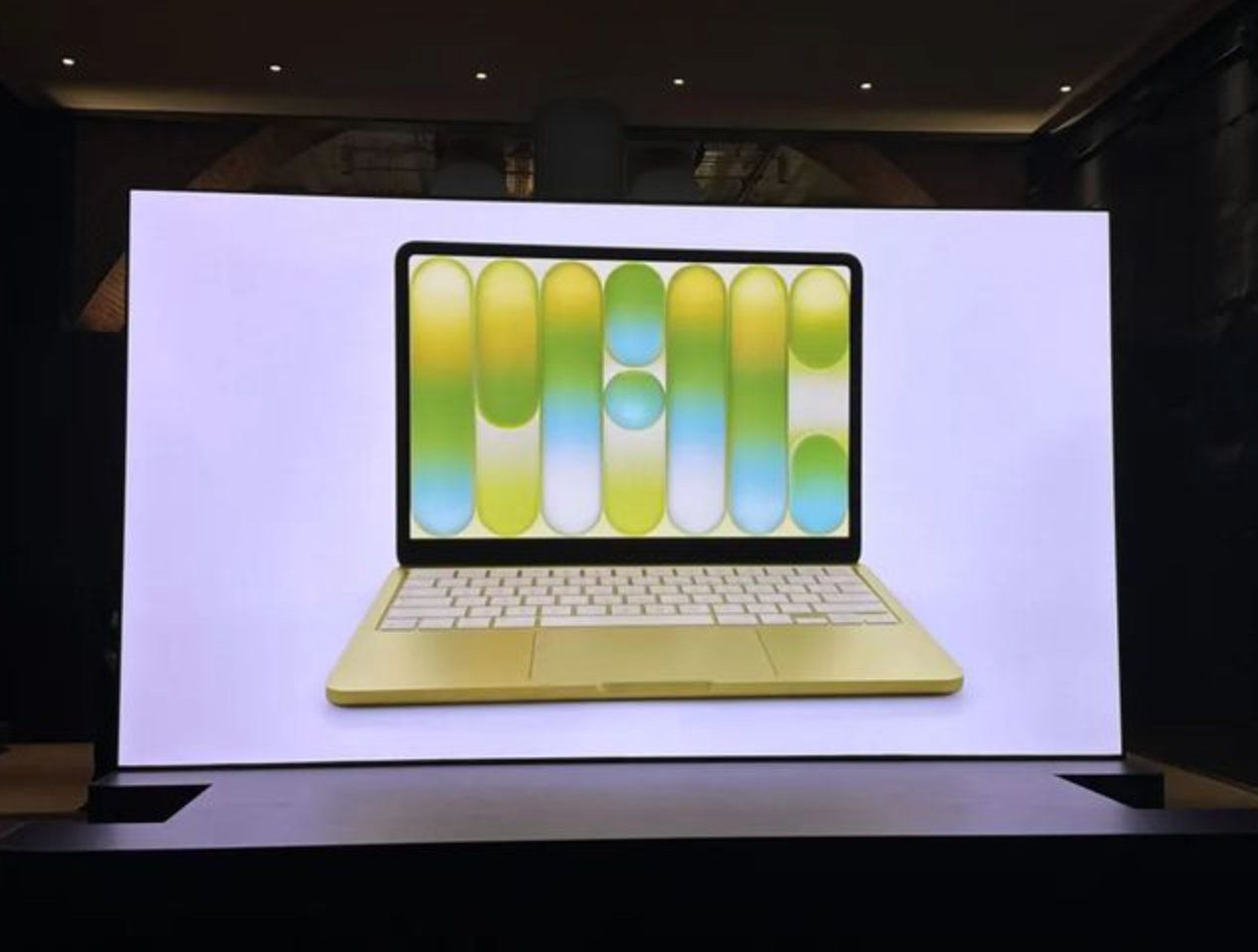 【曝苹果高价买芯】5月7日，据报道，苹果已经要求供应商将今年MacBook Ne