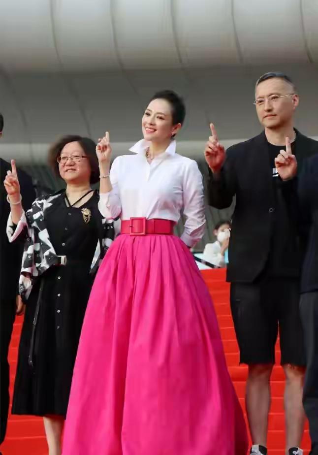 【港媒可真能整活】
要当法国第一夫人？
太离谱了吧