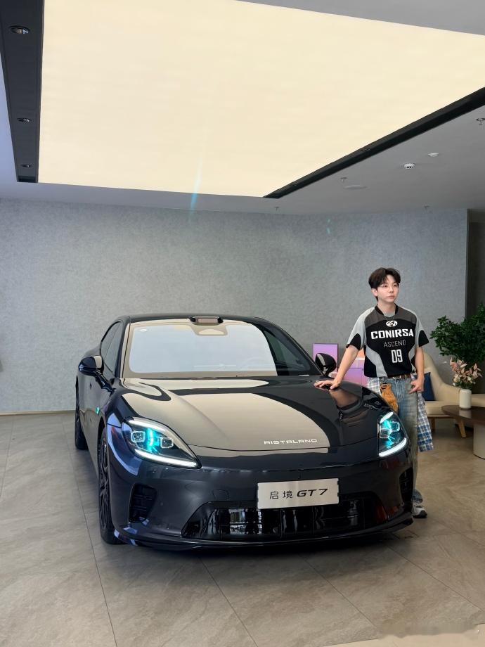 下次买车我就这么发朋友圈哇🤩，我的偶像跟我喜欢一样的车车，这种感觉也太好了吧！