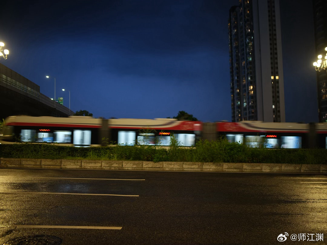 广州晚安😴，每一个蓝调雨夜时光雨夜 拍摄于黄埔水西 富士GFX50S 腾龙45