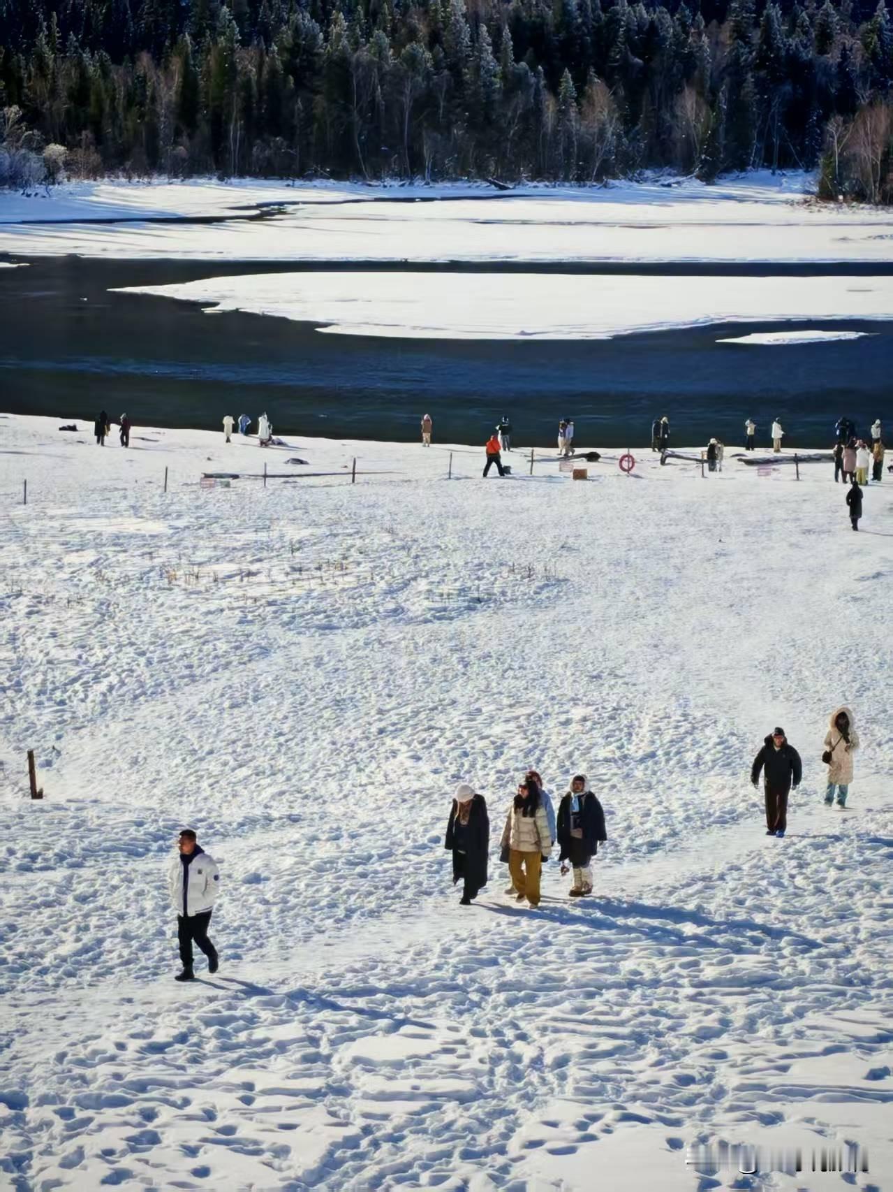 喀纳斯的冬，是一幅流动的水墨丹青
       当雪絮漫过山峦，喀纳斯的冬天便晕