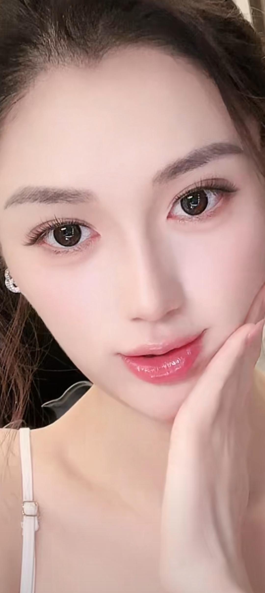 这姑娘眼睛好大好漂亮啊！