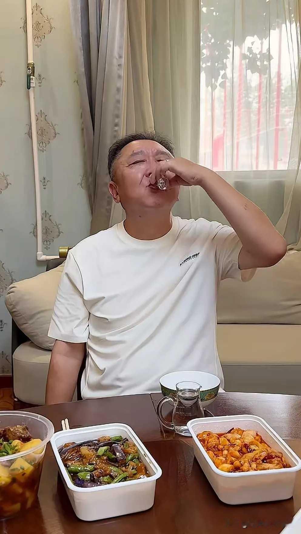 于谦真是最爱喝酒的相声演员，这小酒一喝红光满面，下酒菜也是实在不要花生米，都是实