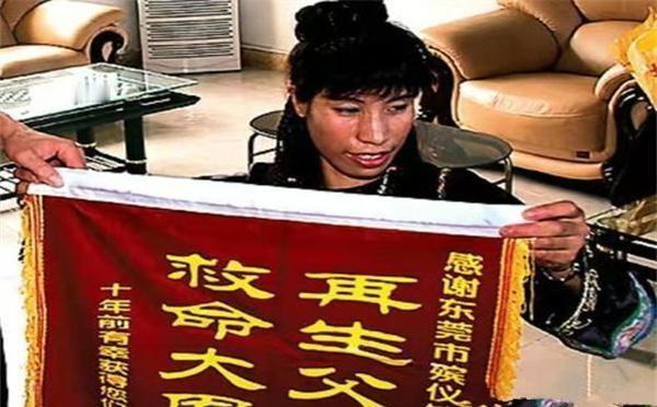 1995年，殡葬师何亚盛正像往常一样准备给“女尸”化妆，却惊奇发觉“女尸”还有呼