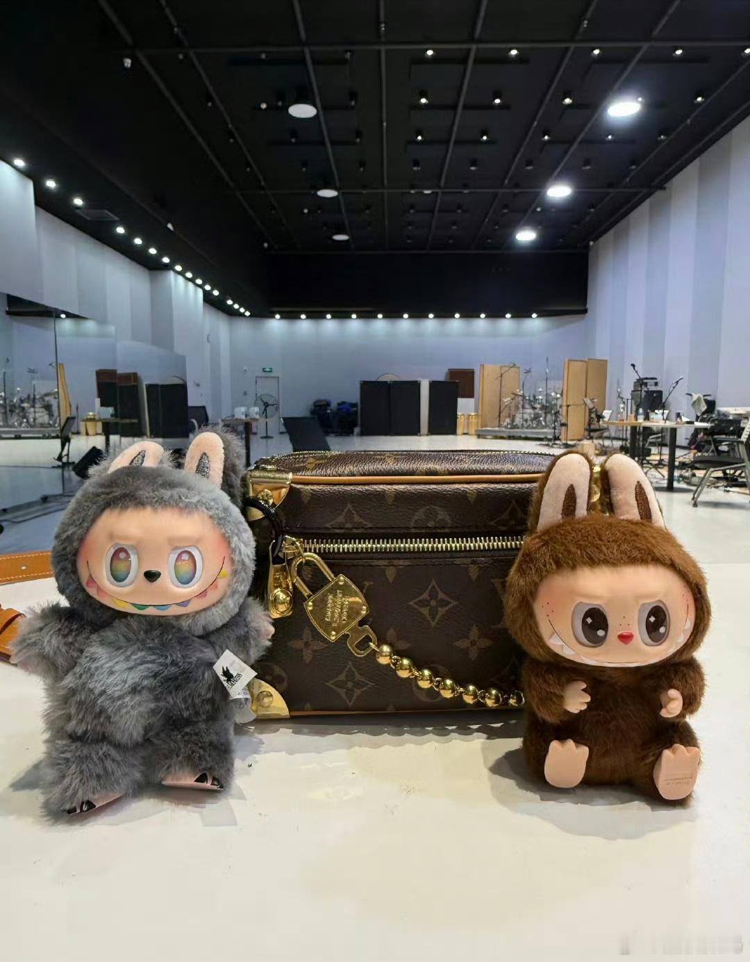 鹿晗有隐藏款labubu这架势，labubu或将成为明星或者网红的“标配玩偶”啊