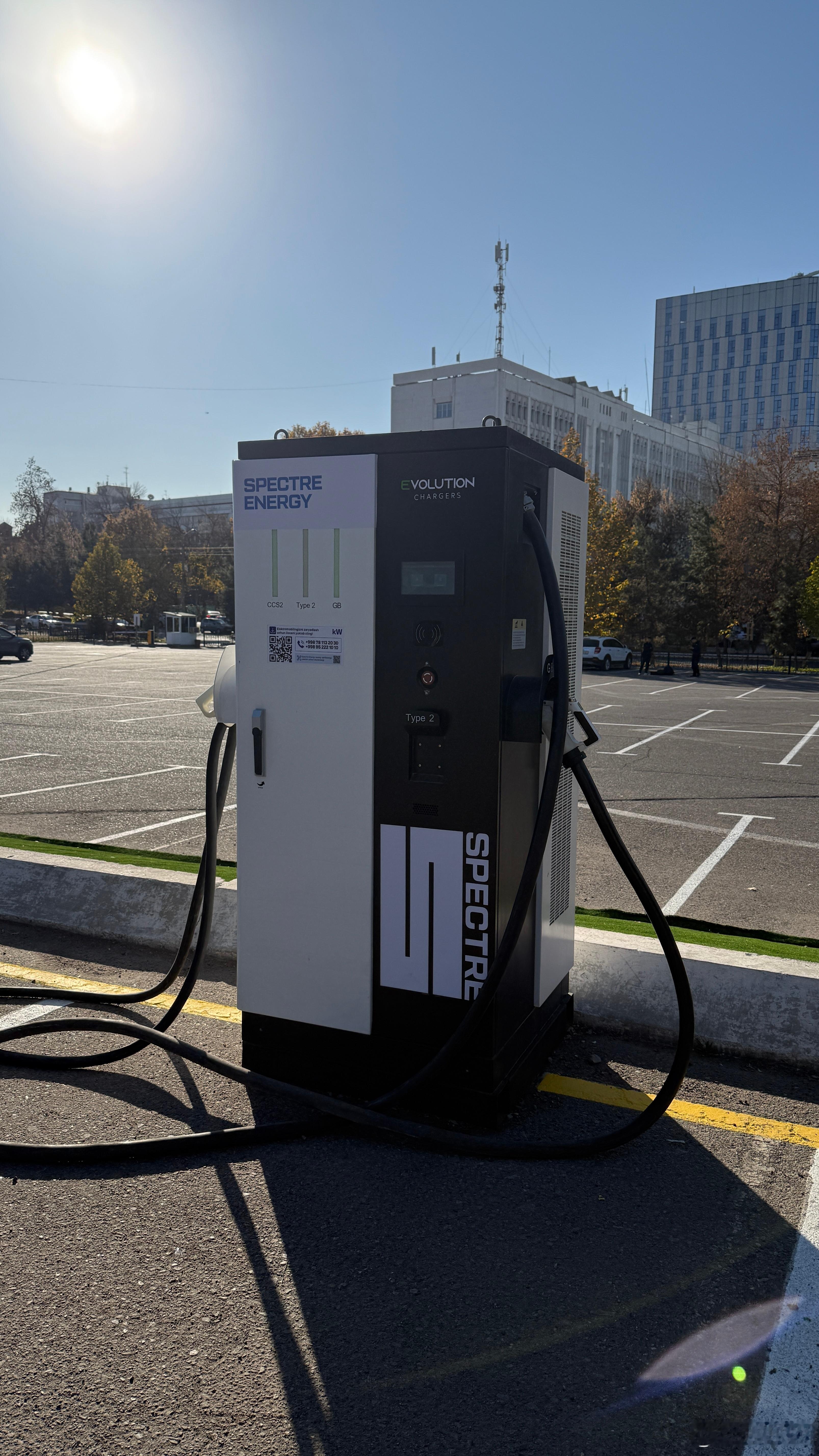 充满电，出发撒马尔罕这里的充电桩和我们的新能源车嘎嘎适配 