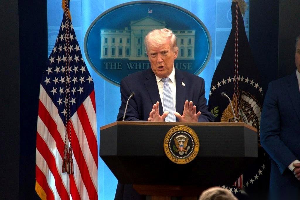 阿联酋一通电话打过去，直接把35亿美金的催债单摔在巴基斯坦桌上。
话撂得很死：要