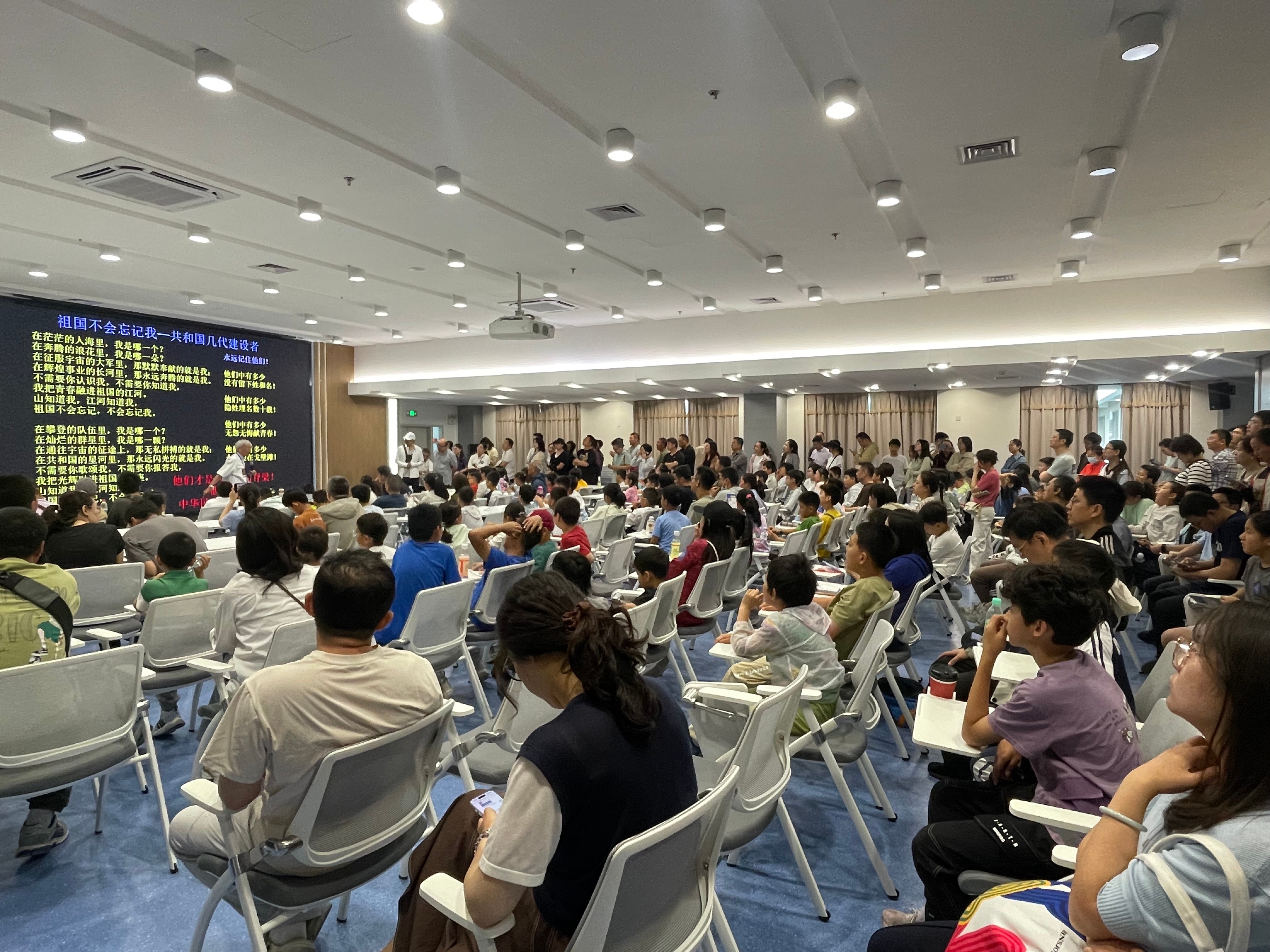 公众科学日 谁能拒绝一场有趣的科学讲座呢！现场大小听众全都听得入神，科学的魅力果
