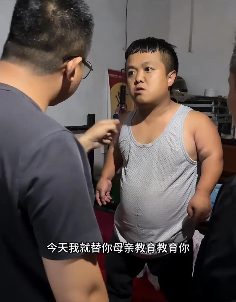 小聪终于被绑回床上！临别自由，他撕心裂肺，哭喊：给我解开，我要去翻本！结果，母亲