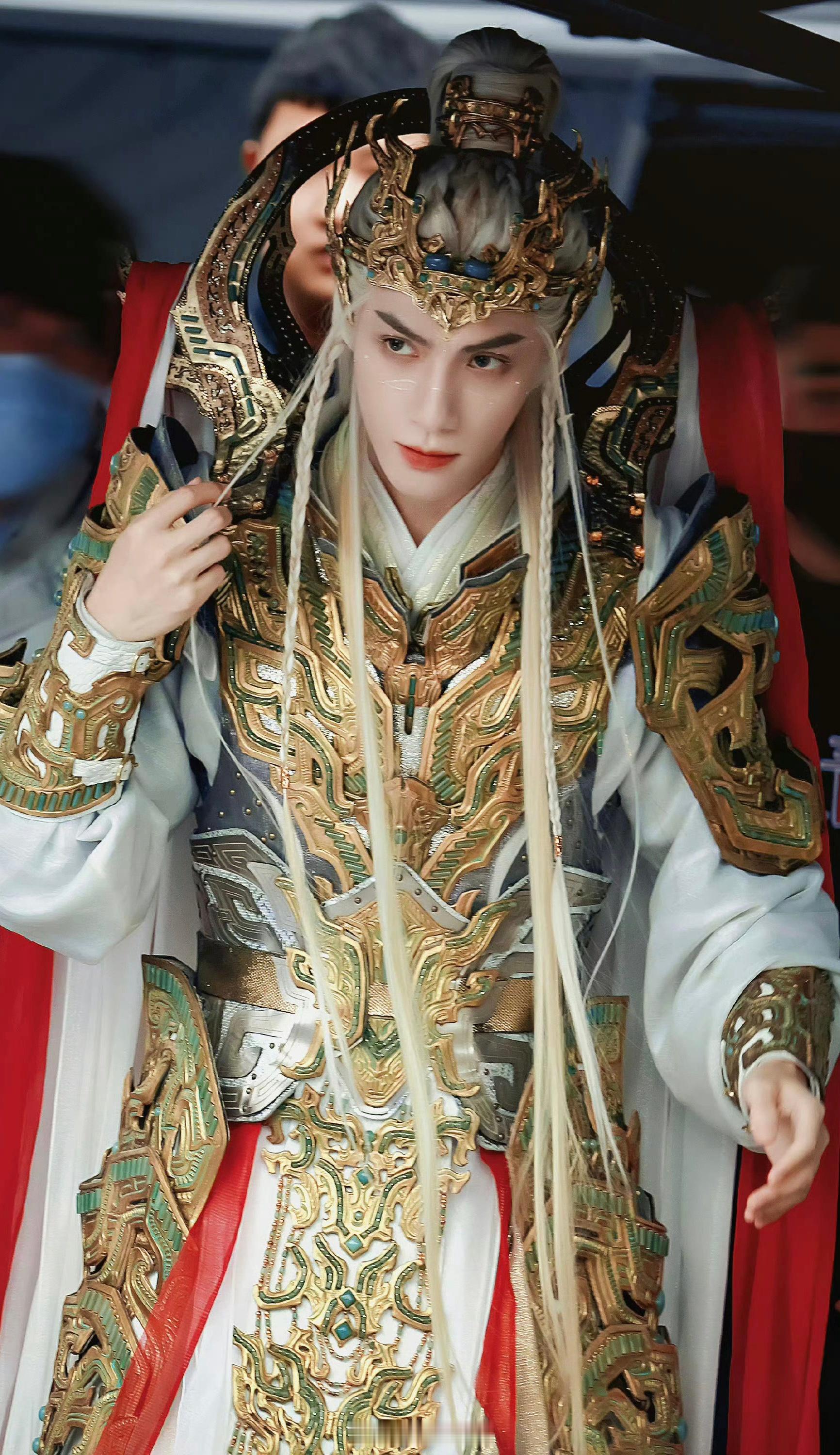 OMG。。看到水龙吟杀青，随意翻看了些罗云熙的一些造型妆造图，感觉每一张都是可以