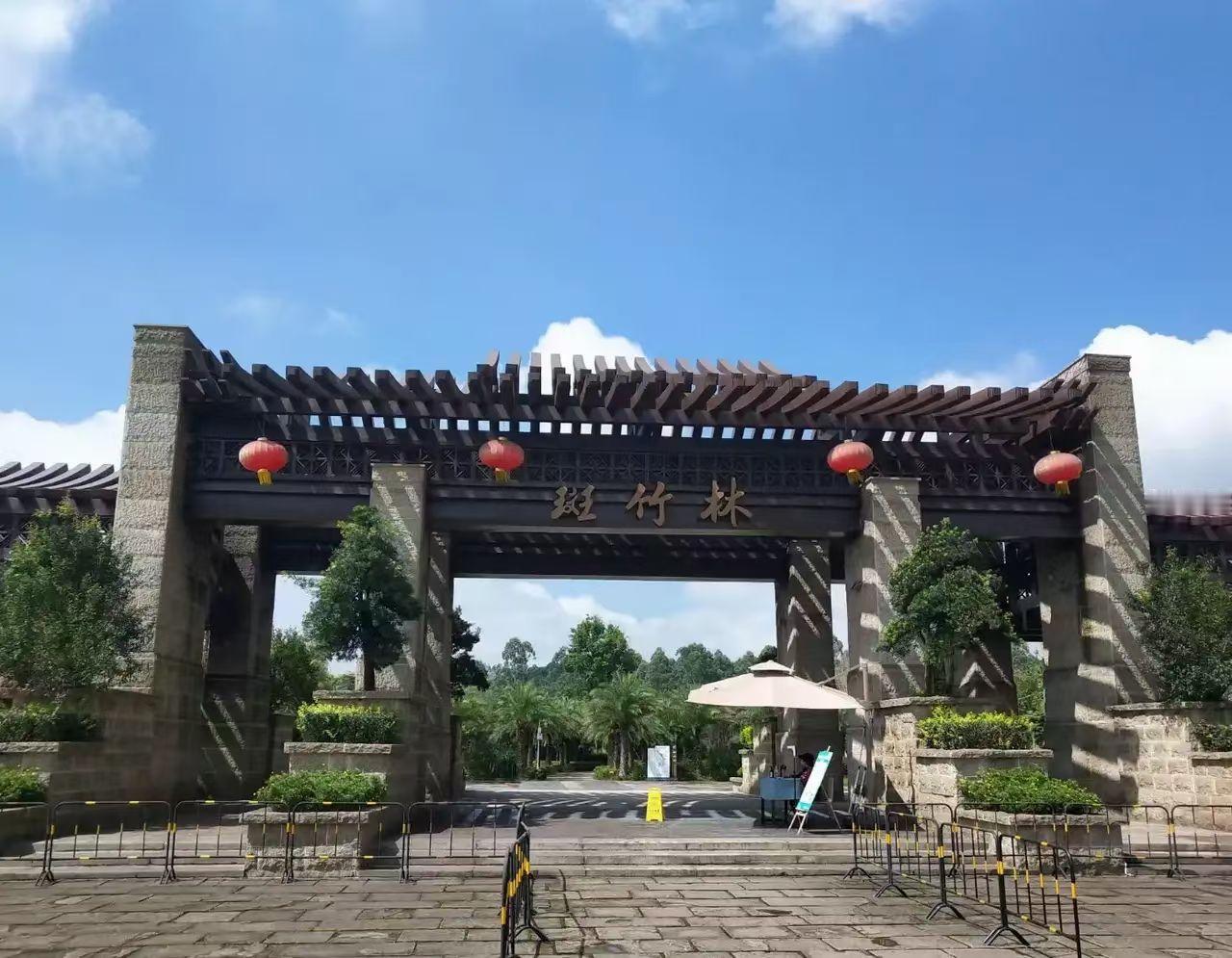 六月初夏，热浪袭人。前几天成都气温有30度，热恼火了。这两天气温略降了几度，顿感