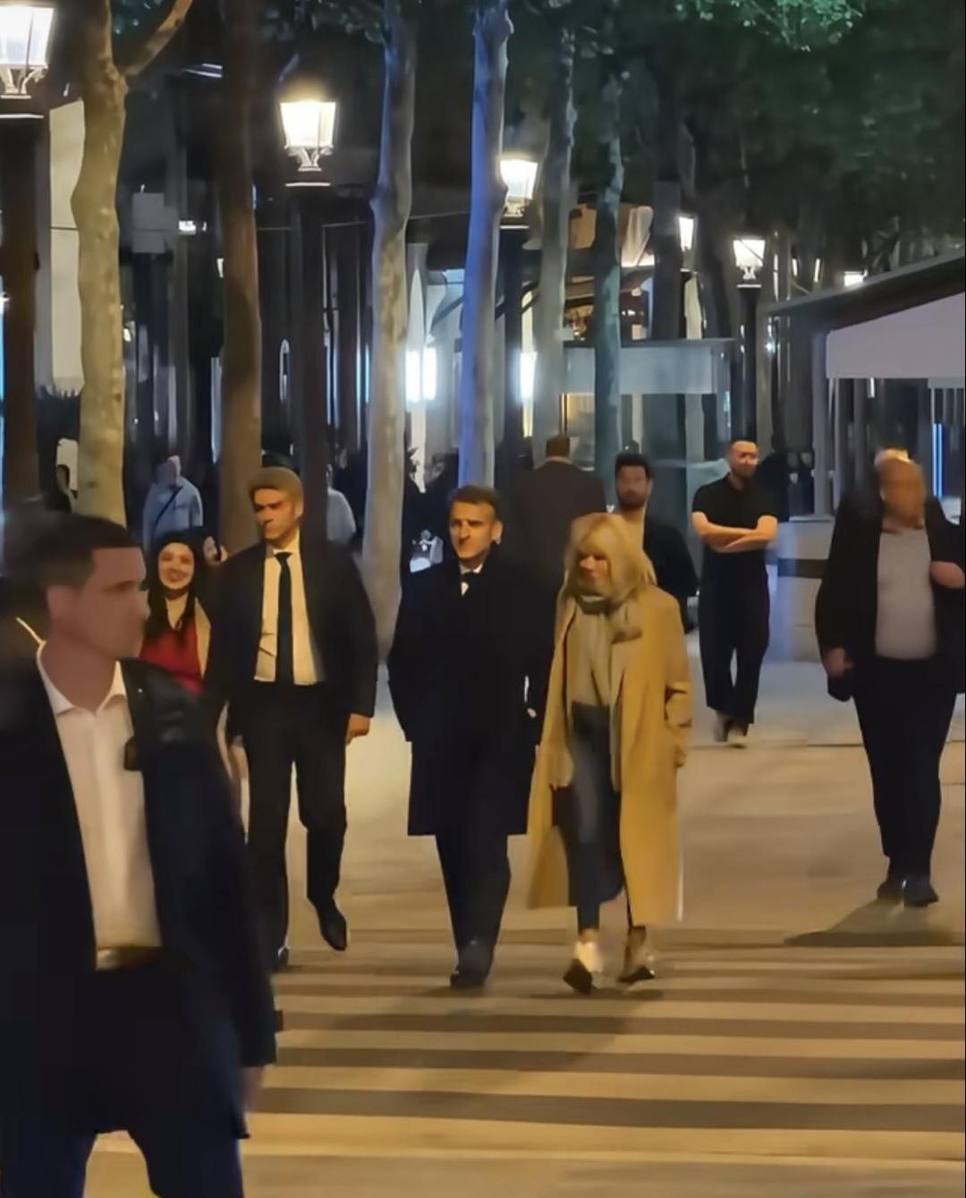 真爱夫妻！法国总统马克龙和夫人布丽吉特在香榭丽舍大街悠闲漫步！夜晚街灯璀璨，夫妻