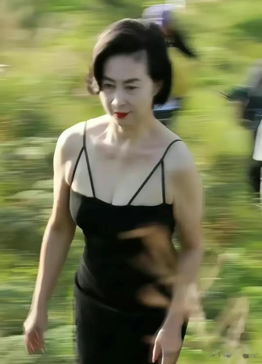 何超琼，因为穿着问题引发热议！

8月31日，一向端庄优雅的何超琼，突然现身贵州