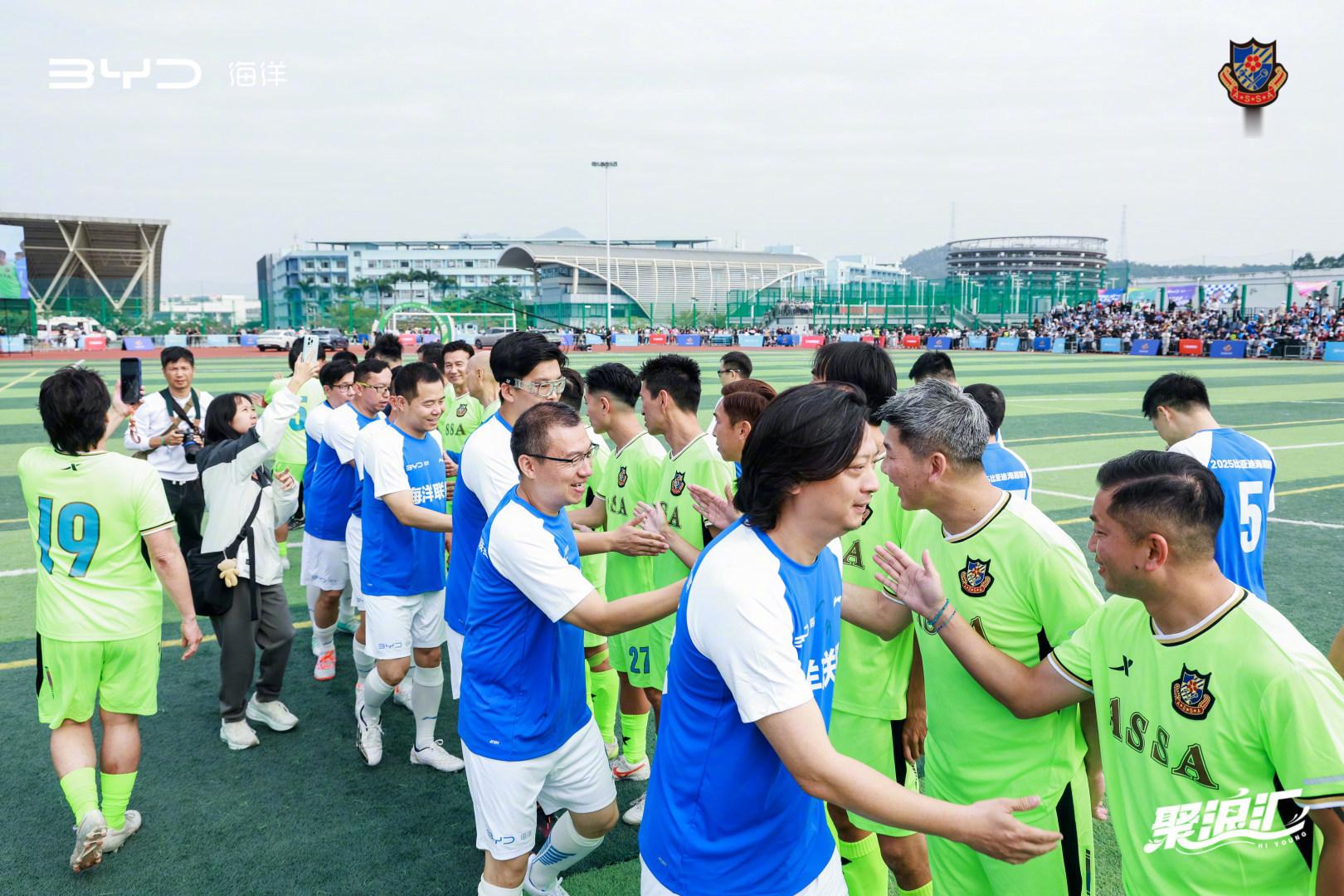 一边是承载几代人青春记忆的香港明星队——曾记否1987年东京赛场，成龙冲锋、刘德