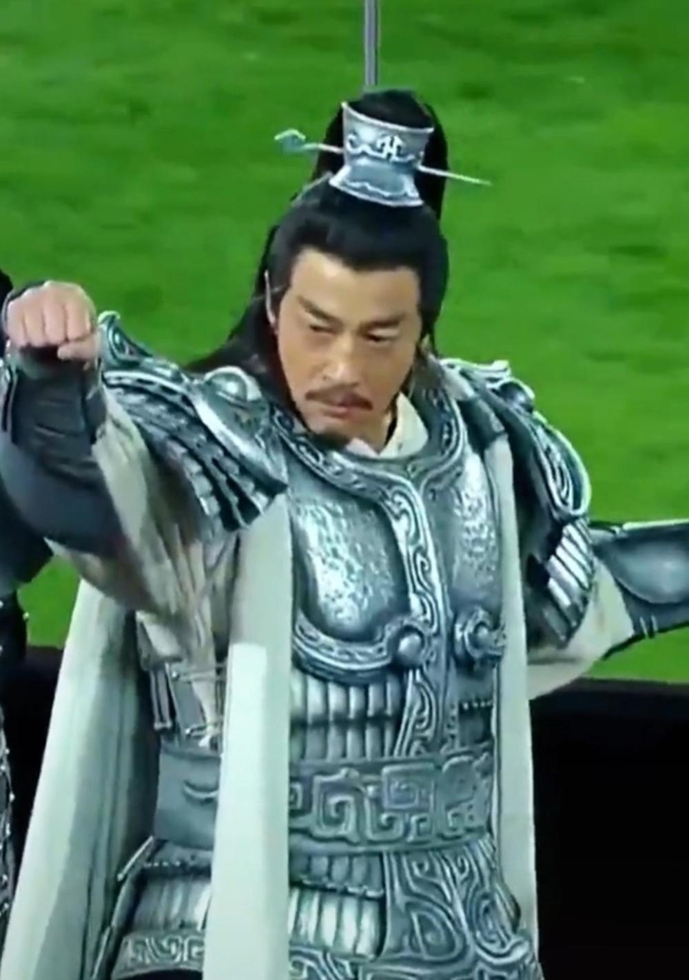 此前，何润东以“西楚霸王”项羽造型巡游“苏超”赛场，有网友关心，何润东此次活动是