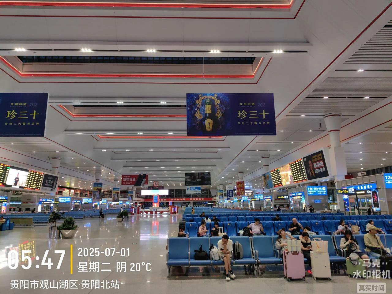为什么大城市人越来越多？
        当你还在睡梦中，大城市的火车站已经热闹