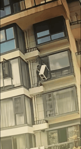 师傅高空安空调，失足坠下！
室外空调机位，应该纳入建筑规范！避免类似事情发生！