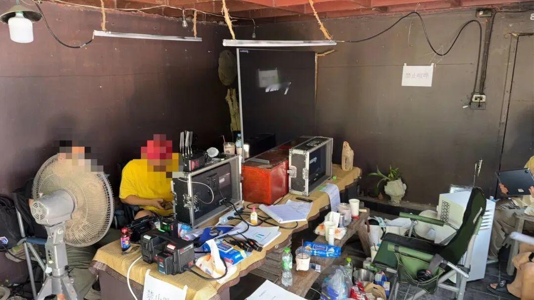 5月8日，泰国清迈当地执法部门开展例行巡查，在一处民宅内查到正在拍摄短剧的一群人