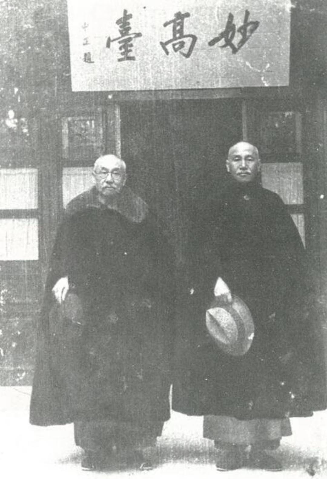 1949年4月，浙江奉化溪口雪窦山妙高台。 左侧是阎锡山，右侧是蒋介石...