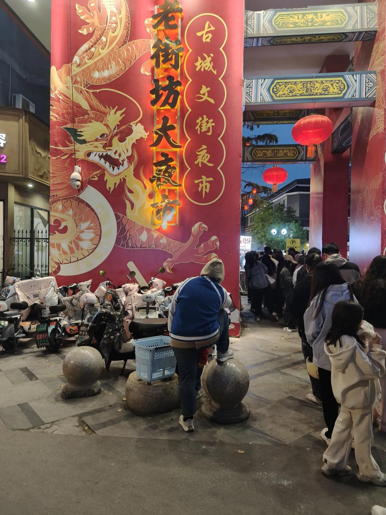 土家烧饼，很多人排队买