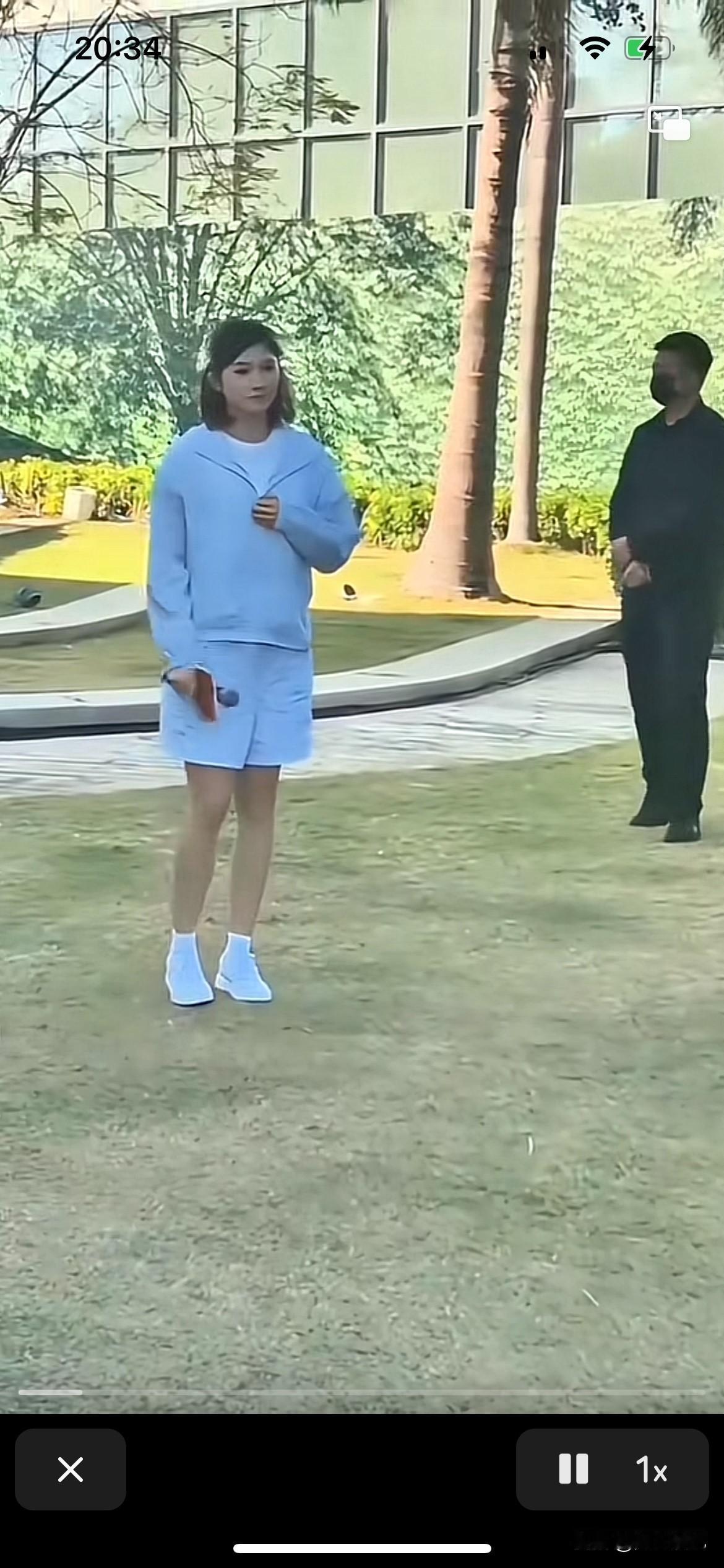 吴艳妮老师拍广告参加商演活动太辛苦了。那么冷的天，别人都是长裤外套的，她却只能穿